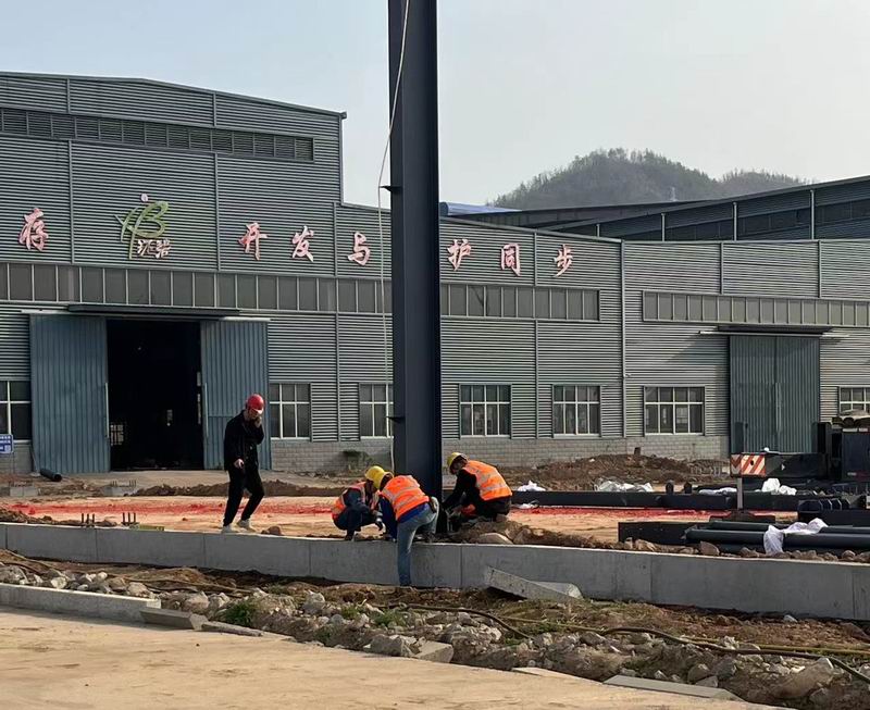 河南荣耀体育(中国)官网高端智能装备制造项目标准化厂房钢立柱完成吊装